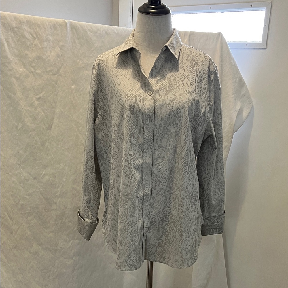 Chico's grey snake print 3/4 sleeve Button-Up Blouse size 2 no iron.